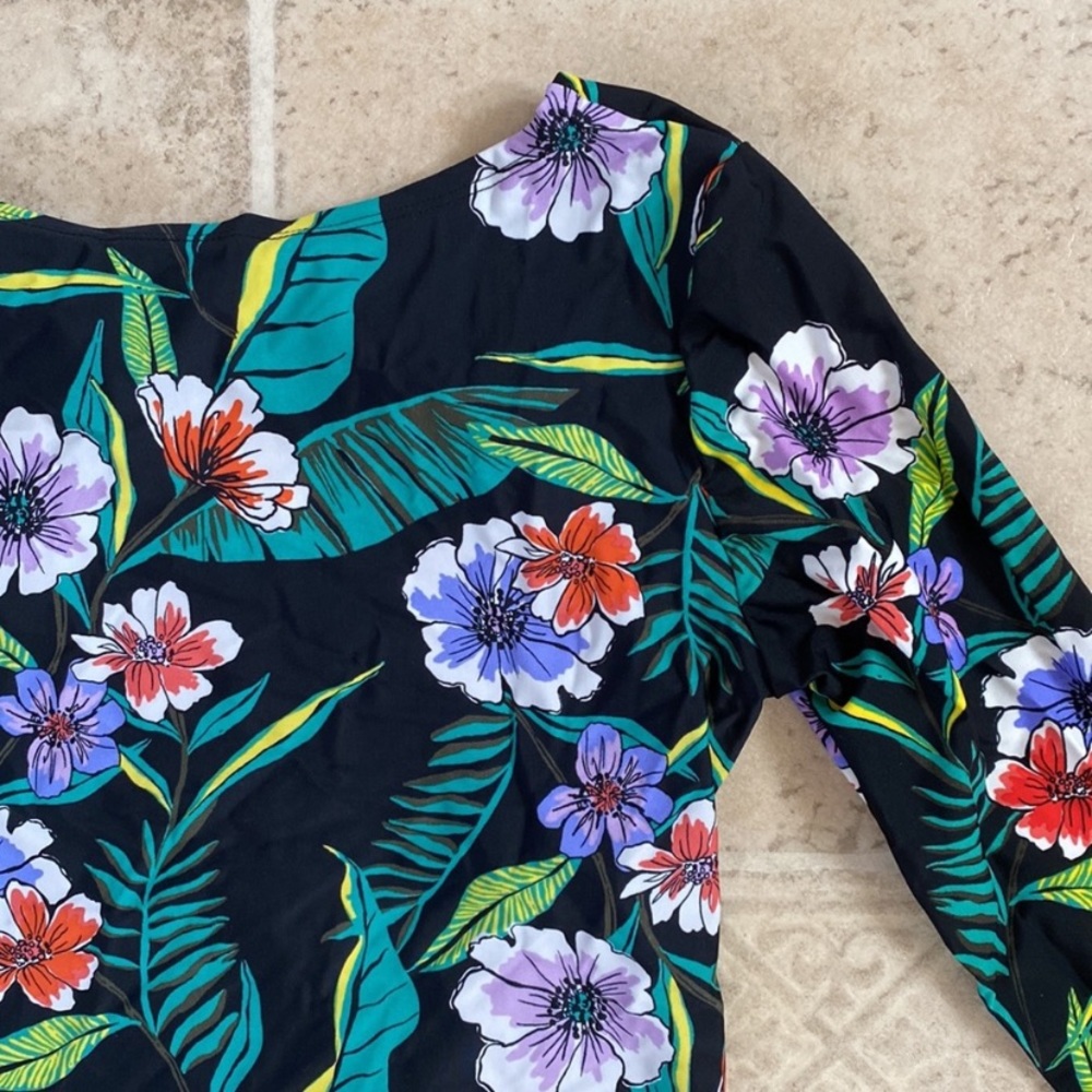 🌈 2/$15 Floral Rashguard - Picture 3 of 3
